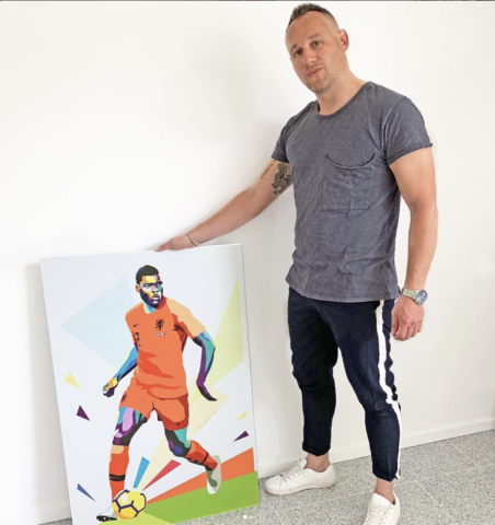 Denzel Dumfries schilderij door Marc van Rooijen