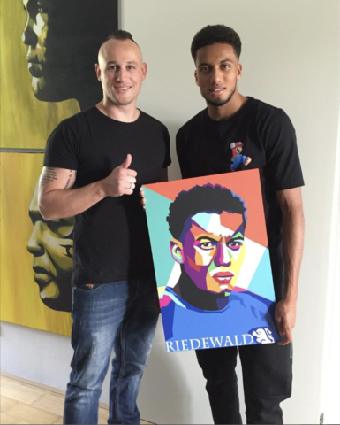 Jairo Riedewald met schilderij Marc van Rooijen